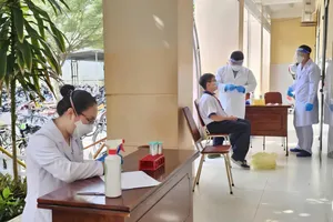 Nhân viên y tế lấy mẫu giám sát tại Trường THCS Hai Bà Trưng (xã Hiệp Phước) sau khi xuất hiện các ca bệnh não mô cầu tại trường 