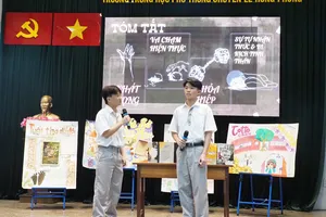 Học sinh tham gia tiểu phẩm minh họa tác phẩm "Sống mòn" của nhà văn Nam Cao tại hoạt động ngoại khóa "Lan tỏa văn hóa đọc - Nơi trang sách cất lời" do Tổ Ngữ văn, Trường THPT chuyên Lê Hồng Phong tổ chức