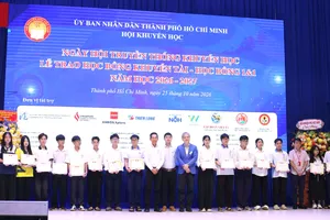 Sinh viên được nhận học bổng khuyến tài (Học bổng 1&1) năm học 2026-2027