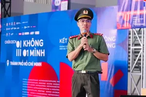 Đại úy Lê Ngọc Khánh, báo cáo viên Phòng An ninh mạng, Công an TPHCM, phát biểu tại lễ phát động Chiến dịch “Không một mình - Kết nối không tổn thương” diễn ra tại Trường Tiểu học - THCS - THPT Nam Sài Gòn (phường Tân Mỹ) vào sáng 26-10