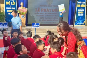 Học sinh Trường THCS Bình Trưng (phường Bình Trưng) vui mừng gặp lại cô hiệu trưởng cũ