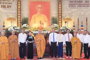 Phó Bí thư Thành ủy TPHCM Nguyễn Hồ Hải cùng các lãnh đạo TPHCM tham dự lễ tưởng niệm 60 năm Bồ tát Thích Quảng Đức vị Pháp thiêu thân. Ảnh: VIỆT DŨNG 