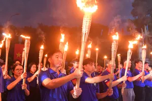 Thắp nến tri ân các anh hùng liệt sĩ 