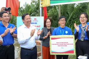 Lãnh đạo TPHCM thăm chiến sĩ tình nguyện hè tại tỉnh Bến Tre