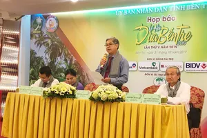 Ông Nguyễn Văn Đức, Phó Chủ tịch UBND tỉnh Bến Tre thông tin tại buổi họp báo