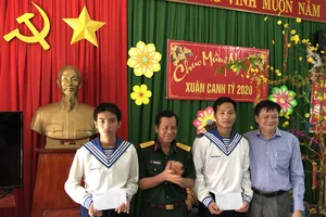 Chúc tết cán bộ, chiến sĩ trên đảo Nam Du