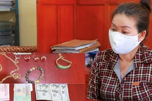  Vương Thị Huyền Linh và tang vật vụ án. Ảnh: Công an huyện Tam Bình