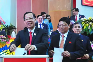 Đồng chí Phan Văn Mãi (bìa trái) tái đắc cử Bí thư Tỉnh ủy Bến Tre nhiệm kỳ 2020-2025. Ảnh: TÍN HUY