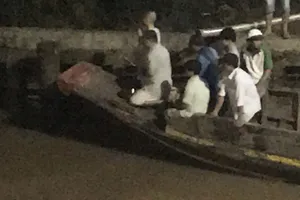 Lực lượng chức năng đến hiện trường tìm kiếm các nạn nhân từ tối qua. Ảnh người dân cung cấp