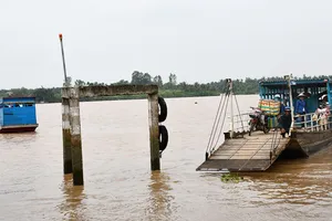 Bến Tre tạm dừng các bến phà đưa khách qua địa phận Tiền Giang
