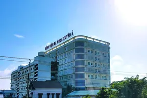 Bệnh viện Đa khoa Xuyên Á Vĩnh Long, test khẳng định 2 người dự đám tang mắc Covid-19. Ảnh: TÍN HUY