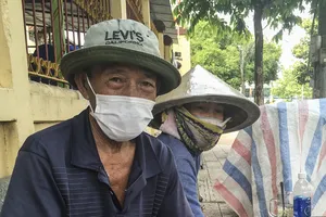 Người bán lẻ vé số sẽ được nhận 50.000 đồng/người/ngày. Ảnh: TÍN HUY