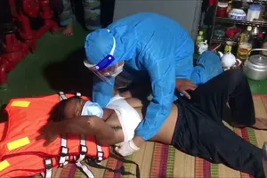 Bến Tre: Cấp cứu kịp thời ngư dân gặp nạn