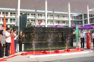 Các đại biểu thực hiện nghi thức lễ bàn giao Trường THCS Châu Hòa