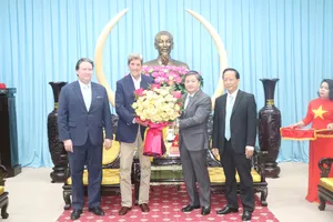 Bí thư Tỉnh ủy Bến Tre Lê Đức Thọ tặng hoa cho Đoàn công tác của Đặc phái viên của Tổng thống Hoa Kỳ. Ảnh: PHAN HUY