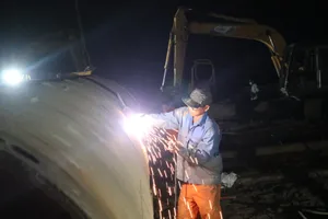 Hàn ống vách để đóng xuống lòng đất, trùm lại trụ bê tông có bé bị kẹt