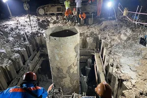 Chuẩn bị hạ khung chống tầng 3