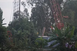 Trụ bê tông thứ 2 đã được đưa lên mặt đất