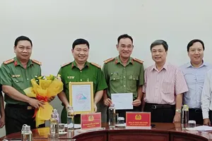 Khen thưởng, khích lệ tinh thần lực lượng làm nhiệm vụ. Ảnh: THANH NGHĨA