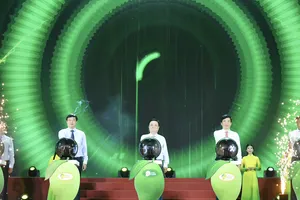 Bộ trưởng Bộ NN-PTNT Lê Minh Hoan cùng các đại biểu thực hiện nghi thức khai mạc