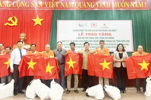 Nguyên Chủ tịch nước Trương Tấn Sang trao tặng phao cứu sinh, cờ Tổ quốc cho ngư dân nghèo trên địa bàn tỉnh Bến Tre