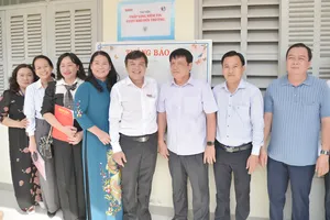 Tổng Biên tập Báo SGGP Tăng Hữu Phong, Phó Tổng Biên tập Báo SGGP Bùi Thị Hồng Sương bàn giao thư viện cho Trường TH-THCS Phước Hiệp