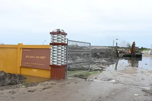 Bãi rác bốc mùi hôi thối ảnh hưởng đến đời sống sinh hoạt của người dân 2 xã An Hiệp, An Đức