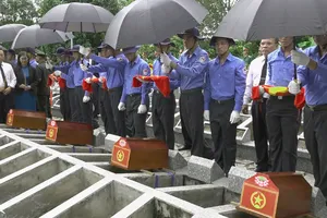 Cải táng 97 bộ hài cốt liệt sĩ tại Nghĩa trang liệt sĩ huyện Tam Nông