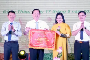 Ban tổ chức trao cờ đăng cai Ngày hội gia đình tiêu biểu các tỉnh miền Tây Nam bộ lần thứ VI cho đại diện tỉnh Kiên Giang