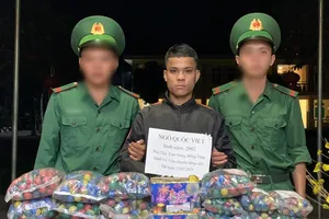 Đồng Tháp: Bắt đối tượng vận chuyển trái phép 10kg pháo nổ