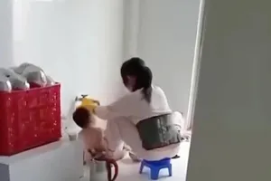 Bảo mẫu của cơ sở mầm non Thu Sương bạo lực để đúc cơm cho trẻ. Ảnh cắt từ clip