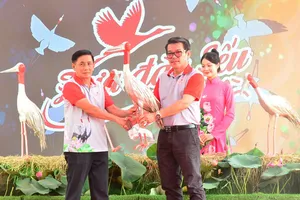 Đồng Tháp tiếp nhận 6 cá thể sếu đầu đỏ từ Thái Lan