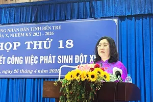 Đồng chí Hồ Thị Hoàng Yến, Bí thư Tỉnh uỷ, Chủ tịch HĐND tỉnh Bến Tre phát biểu tại kỳ họp.