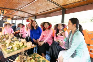 Khách du lịch thích thú đến với không gian xanh mát tại Bến Tre