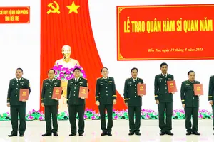 Đại tá Đoàn Minh Trung, Chỉ huy trưởng BĐBP tỉnh Bến Tre, trao quyết định thăng quân hàm cho các sĩ quan