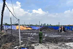 Công an kiểm tra và lập biên bản tại hiện trường vụ xả thải. Ảnh: CACC