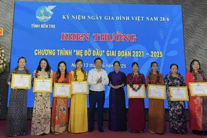 Phó Bí thư Thường trực Tỉnh uỷ Bến Tre Trần Thanh Lâm tuyên dương các cá nhân tiêu biểu thực hiện Đề án 938 và Mẹ đỡ đầu