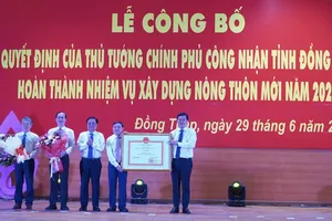 Đồng chí Lê Minh Hoan, Phó Chủ tịch Quốc hội trao quyết định Thủ tướng Chính phủ công nhận tỉnh Đồng Tháp hoàn thành nhiệm vụ xây dựng Nông thôn mới 2024. Ảnh: PT