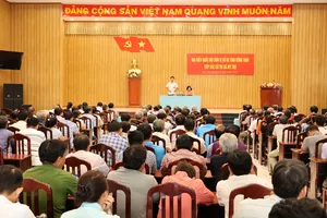 Bí thư Tỉnh ủy Đồng Tháp Lê Quốc Phong tiếp xúc cử tri tại xã Mỹ Thọ (huyện Cao Lãnh, tỉnh Đồng Tháp cũ). Ảnh: NGUYỄN NHI