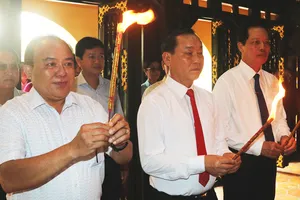 Các đại biểu dâng hương tại Đền thờ Đức Quốc Công Phạm Đăng Hưng. Ảnh: ĐT