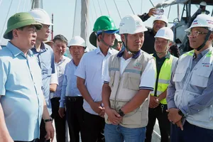 Bộ trưởng Bộ Xây dựng Trần Hồng Minh kiểm tra thực tế tại dự án cầu Rạch Miễu 2. Ảnh: MT