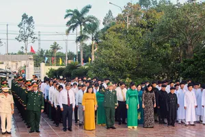 Đoàn Tỉnh ủy - HĐND - UBND - Ủy ban MTTQ Việt Nam tỉnh Vĩnh Long dâng hoa tưởng niệm tại Nghĩa trang Liệt sĩ Bến Tre (trước đây). Ảnh: P.H