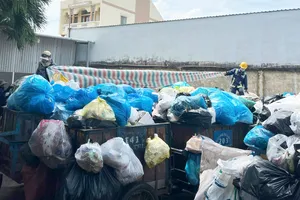 Các điểm tập kết rác tại phường Sơn Đông, tỉnh Vĩnh Long quá tải