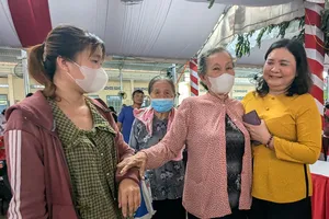 Tặng quà, khám chữa bệnh cho người có công ở quê hương Đồng Khởi