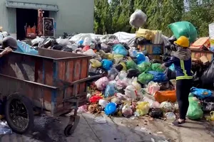 Rác đang bị quá tải tại trạm trung chuyển phường Phú Tân