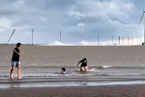 Các trụ truyền tải điện 22kV bị gãy đổ. Ảnh cắt từ clip