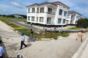 Lực lượng chức năng khẩn trương khắc phục sự cố gãy 13 trụ truyền tải điện