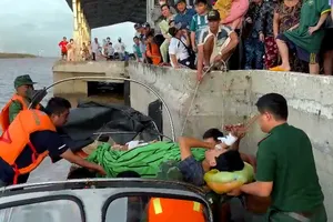 Đồn Biên phòng Hàm Luông kịp thời cấp cứu một thuyền viên bị tai nạn lao động trên biển