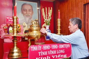 Bí thư Tỉnh ủy Vĩnh Long Ngô Chí Cường dâng hương tại Đền thờ Chủ tịch Hồ Chí Minh. Ảnh: BT