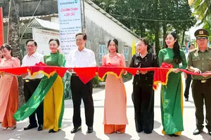 Các đại biểu thực hiện nghi thức cắt băng khánh thành. Ảnh: HT